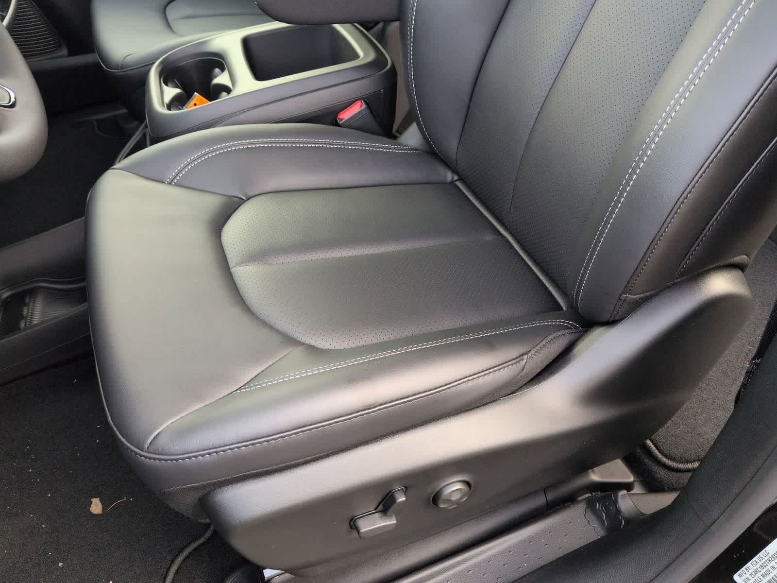 Thumbnail: 2026 Chrysler Pacifica - 6