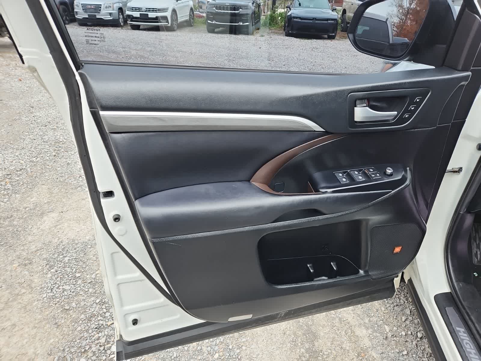 Thumbnail: 2019 Toyota Highlander - 16