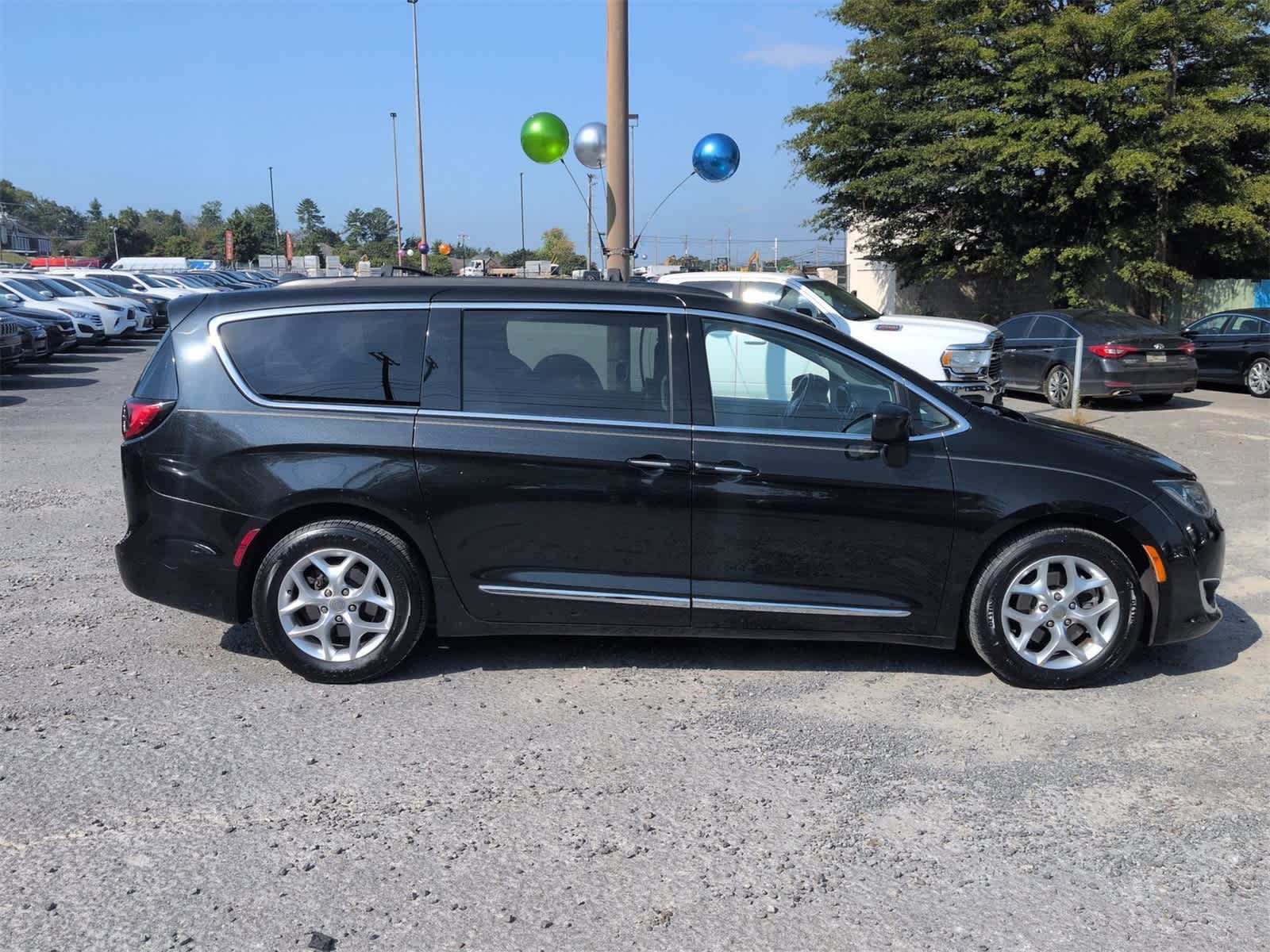 Thumbnail: 2017 Chrysler Pacifica - 9
