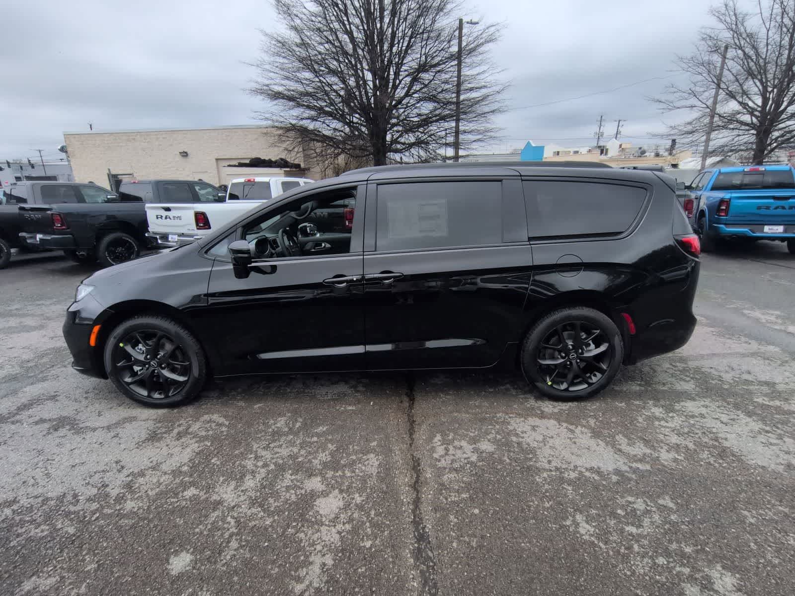 Thumbnail: 2026 Chrysler Pacifica - 5