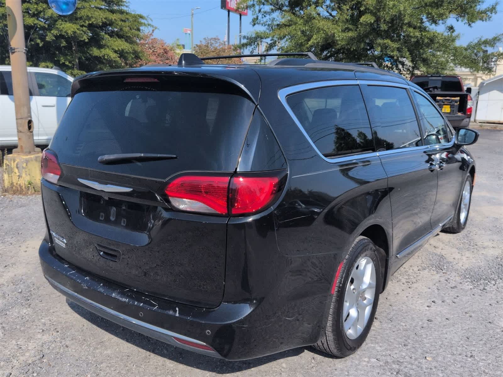 Thumbnail: 2017 Chrysler Pacifica - 8
