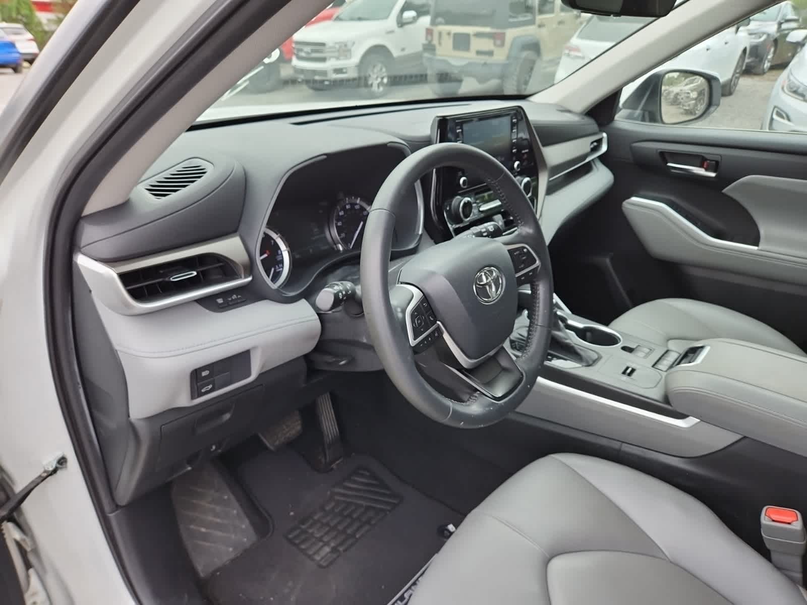 Thumbnail: 2022 Toyota Highlander - 13