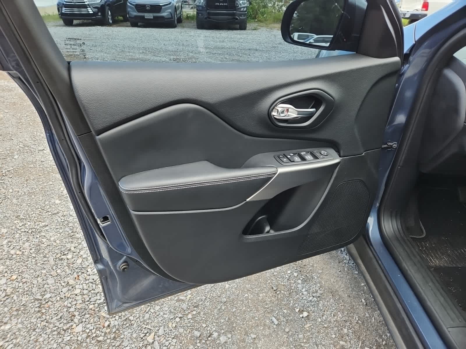 Thumbnail: 2021 Jeep Cherokee - 16