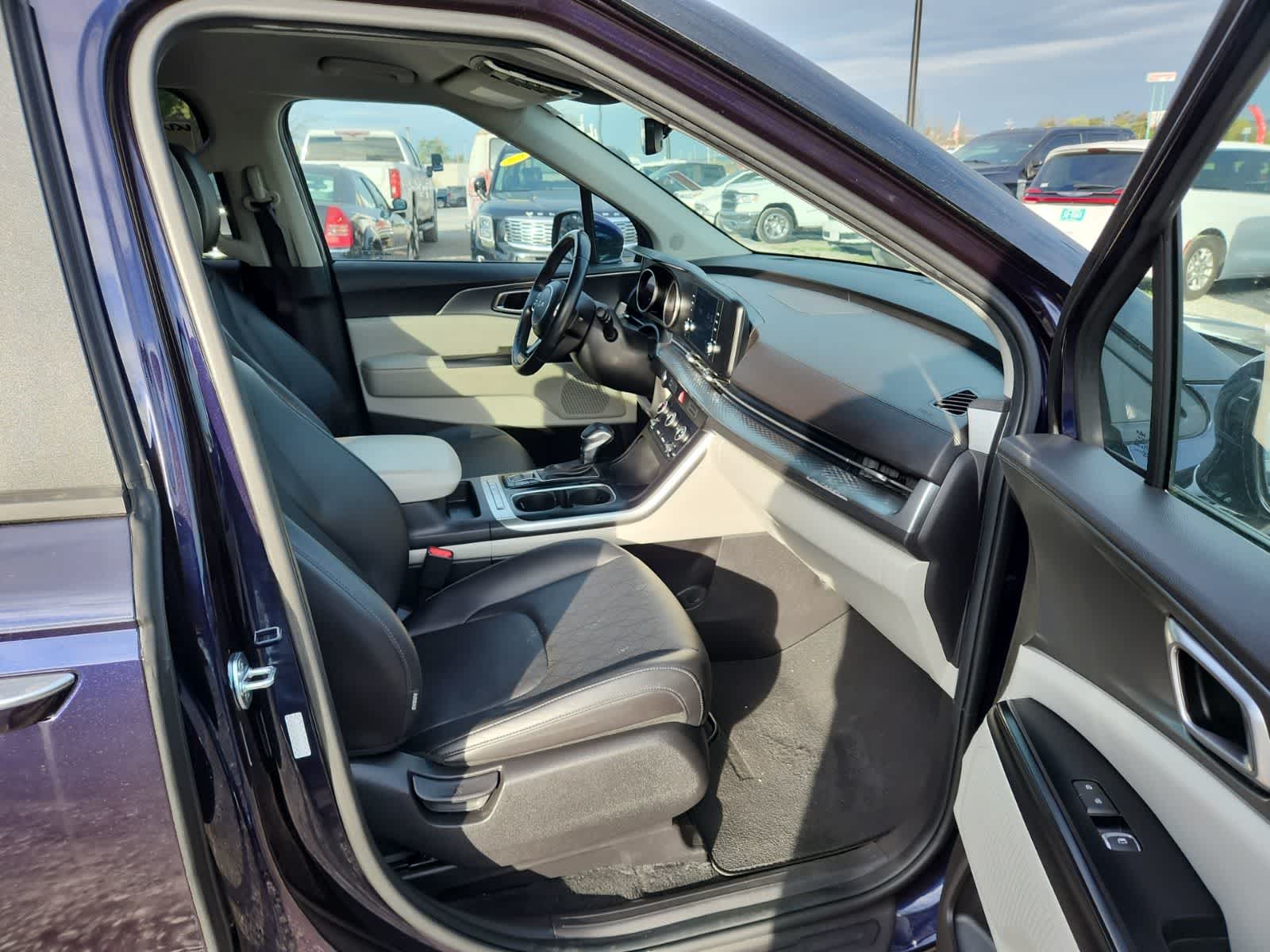 Thumbnail: 2022 Kia Carnival - 21