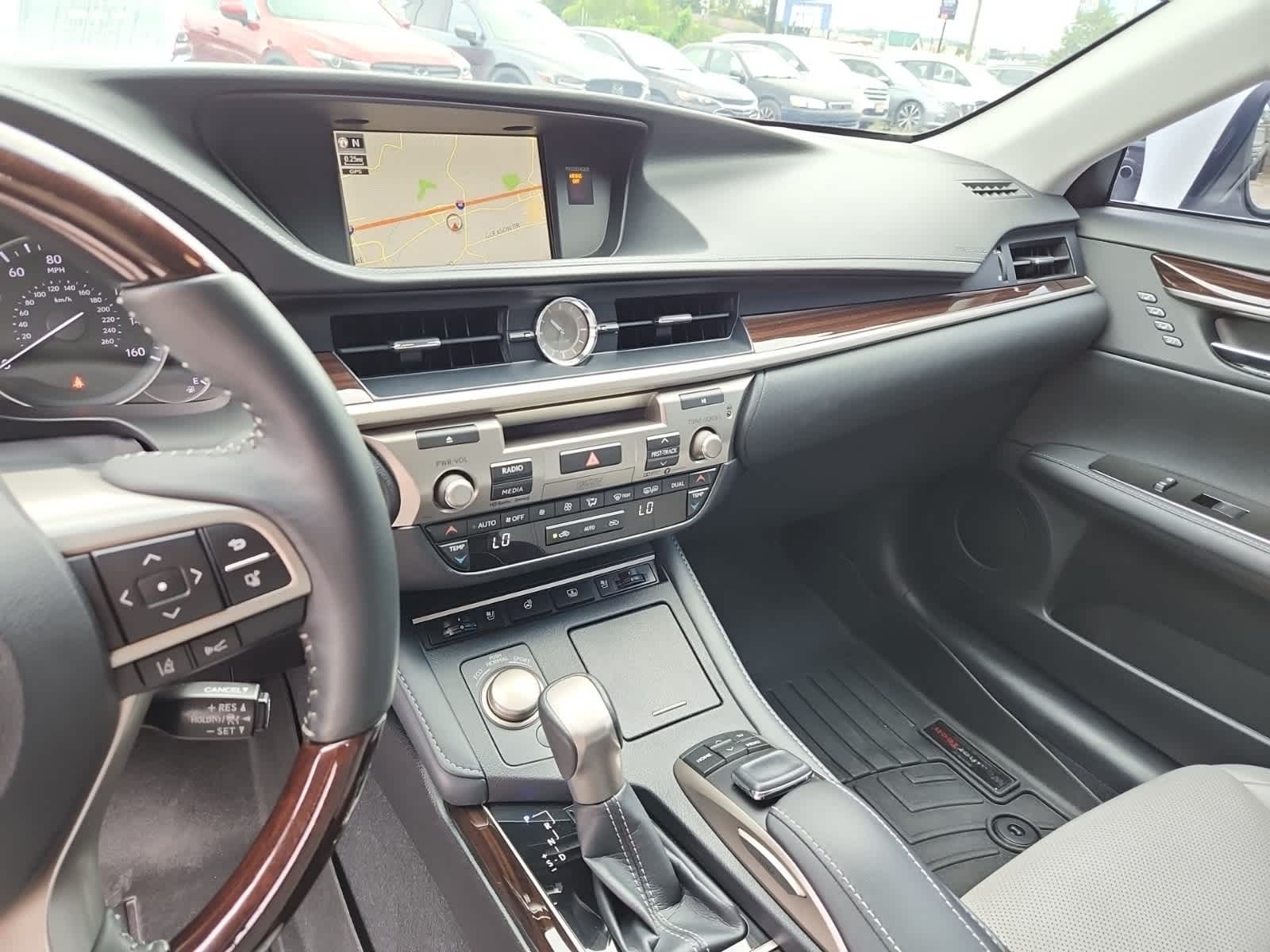 Thumbnail: 2018 Lexus ES - 10