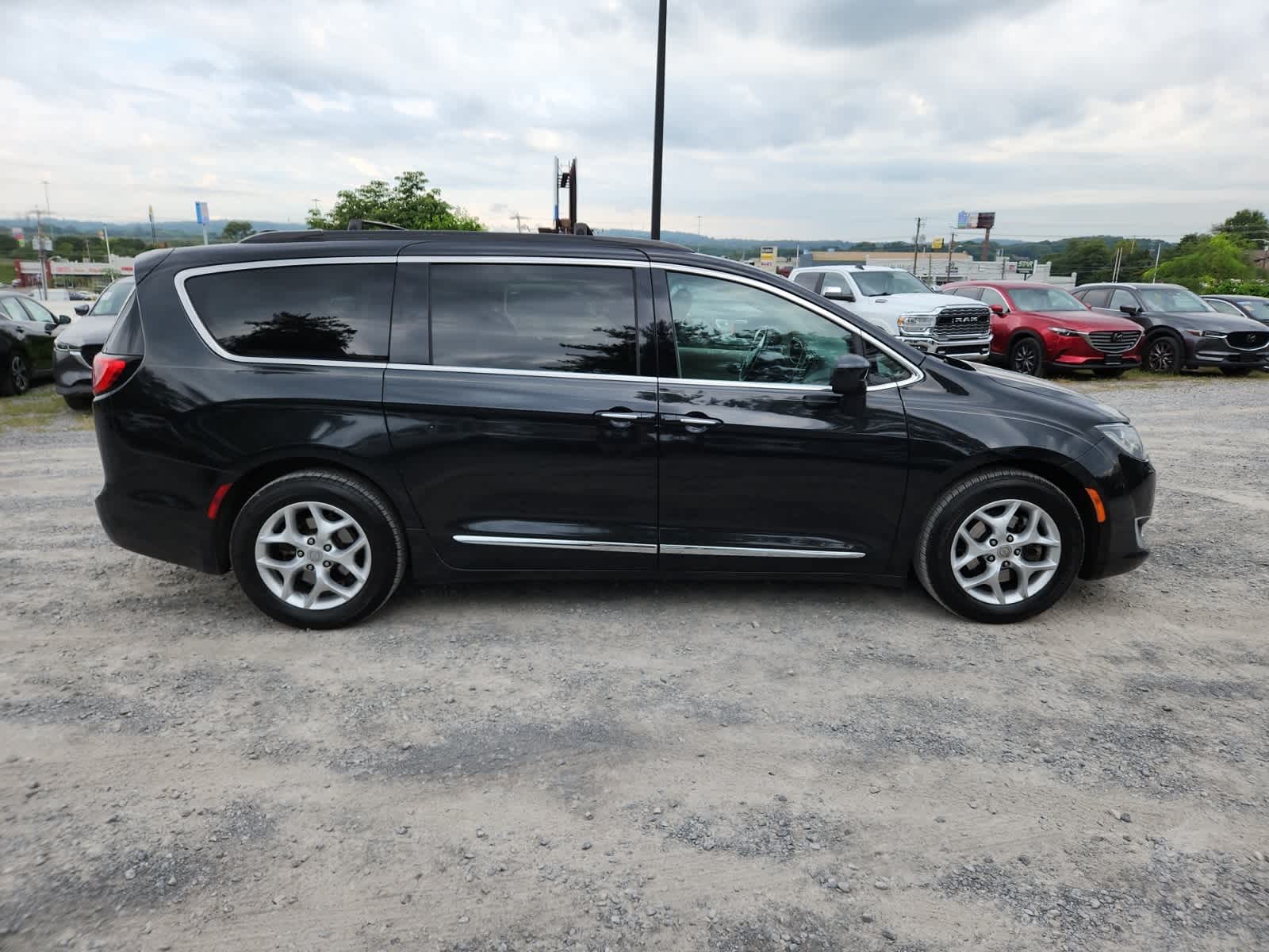 Thumbnail: 2017 Chrysler Pacifica - 6
