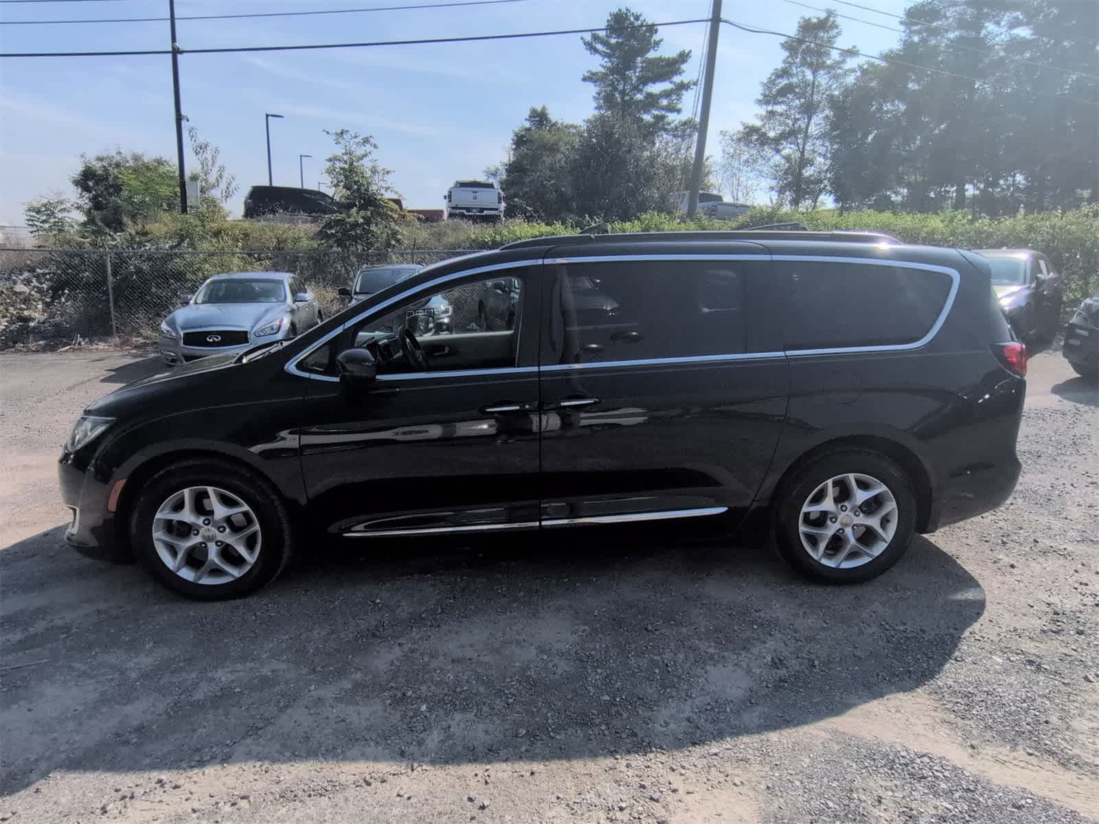 Thumbnail: 2017 Chrysler Pacifica - 5