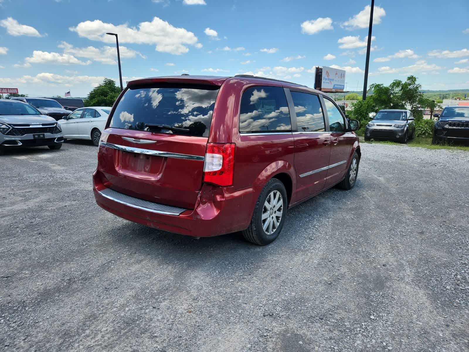 Thumbnail: 2013 Chrysler Town & Country - 5