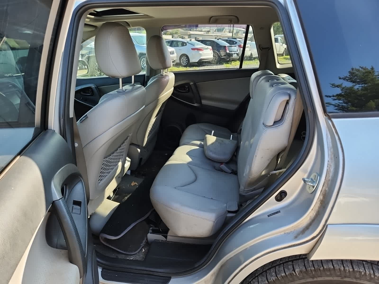 Thumbnail: 2011 Toyota RAV4 - 28