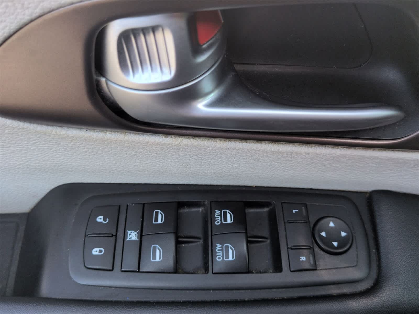 Thumbnail: 2017 Chrysler Pacifica - 17