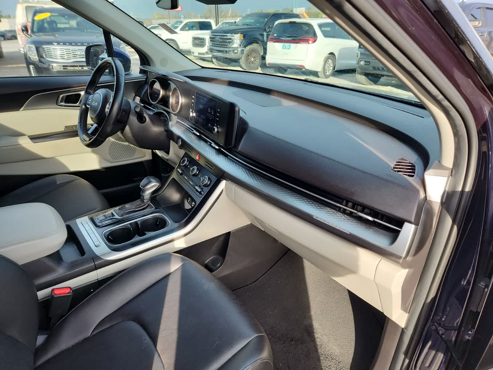 Thumbnail: 2022 Kia Carnival - 17