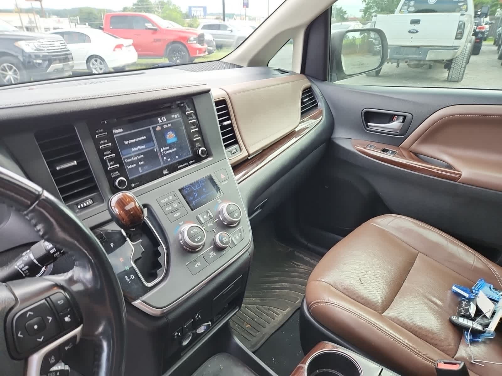 Thumbnail: 2019 Toyota Sienna - 10
