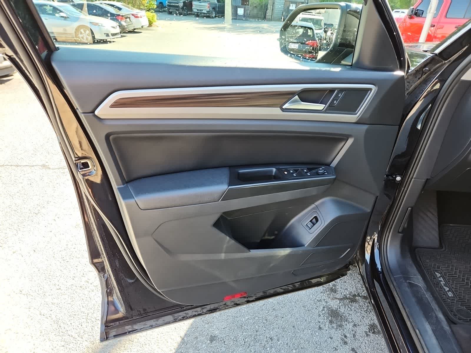 Thumbnail: 2021 Volkswagen Atlas - 16