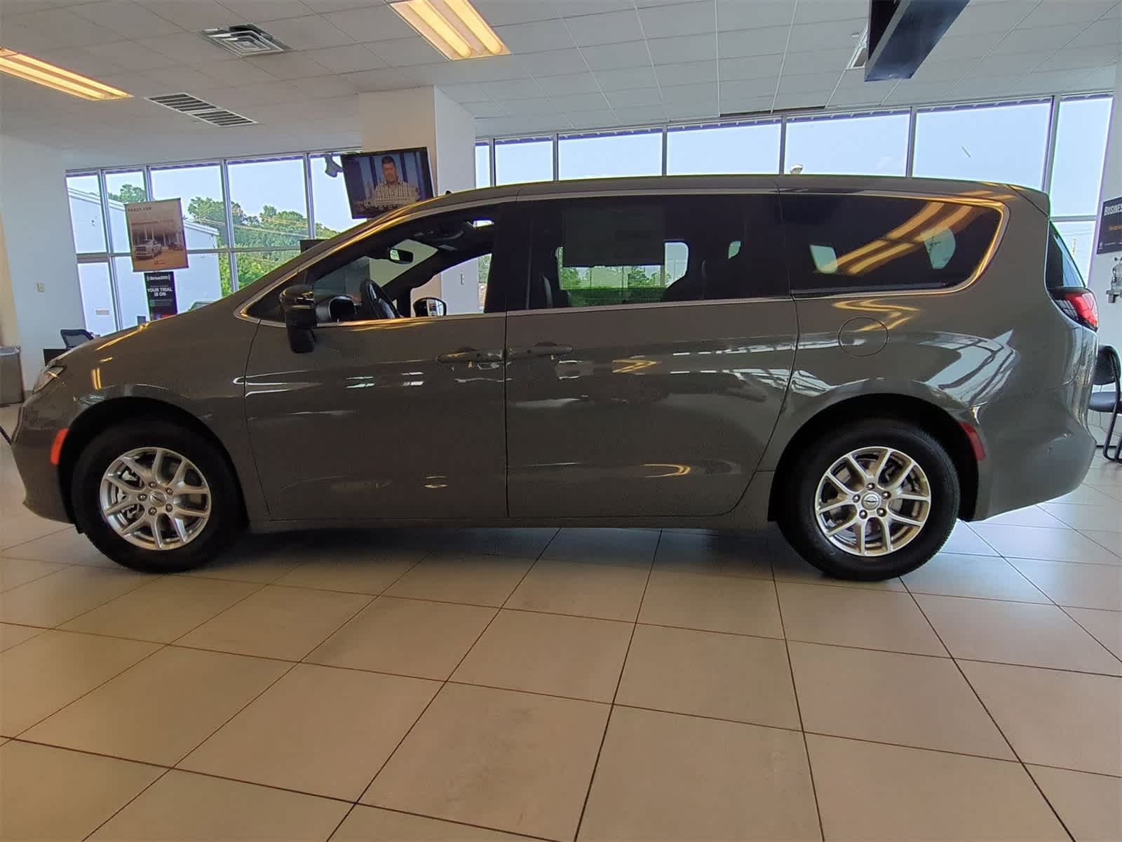 Thumbnail: 2025 Chrysler Pacifica - 5