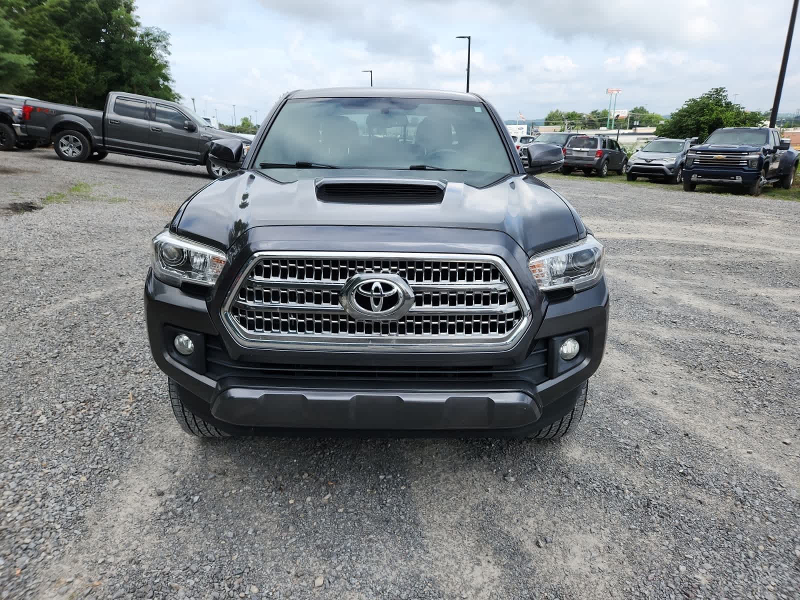 Thumbnail: 2017 Toyota Tacoma - 9