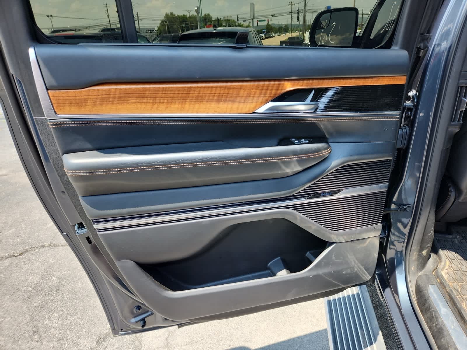 2023 Jeep Grand Wagoneer L Series III 31