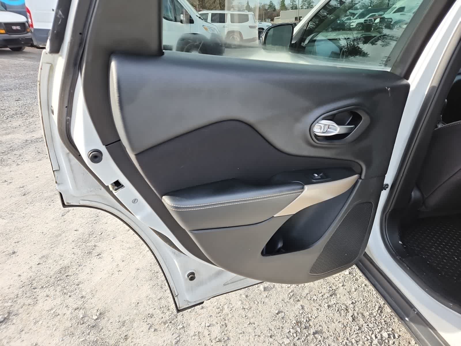 Thumbnail: 2018 Jeep Cherokee - 27