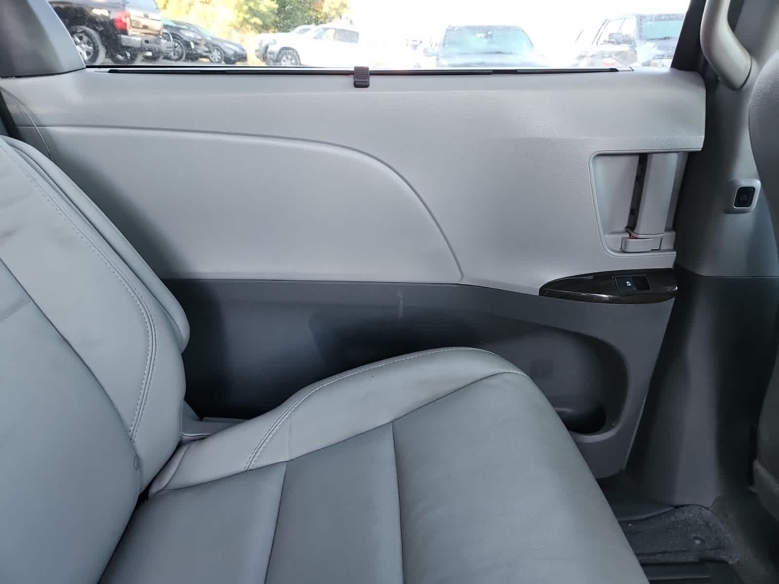 Thumbnail: 2015 Toyota Sienna - 23