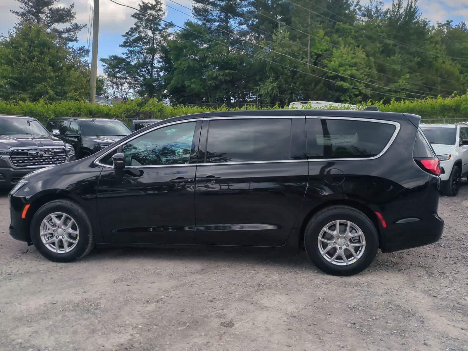 Thumbnail: 2027 Chrysler Pacifica - 5