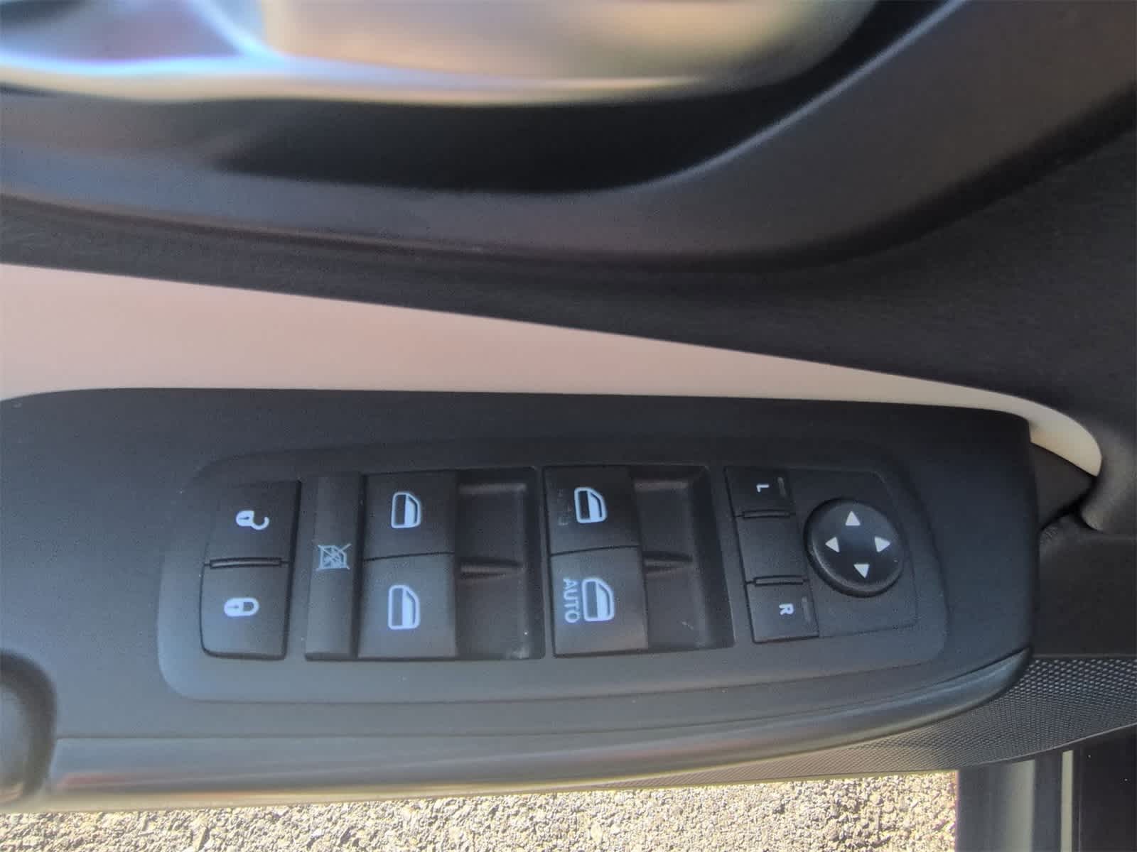 Thumbnail: 2016 Jeep Cherokee - 17