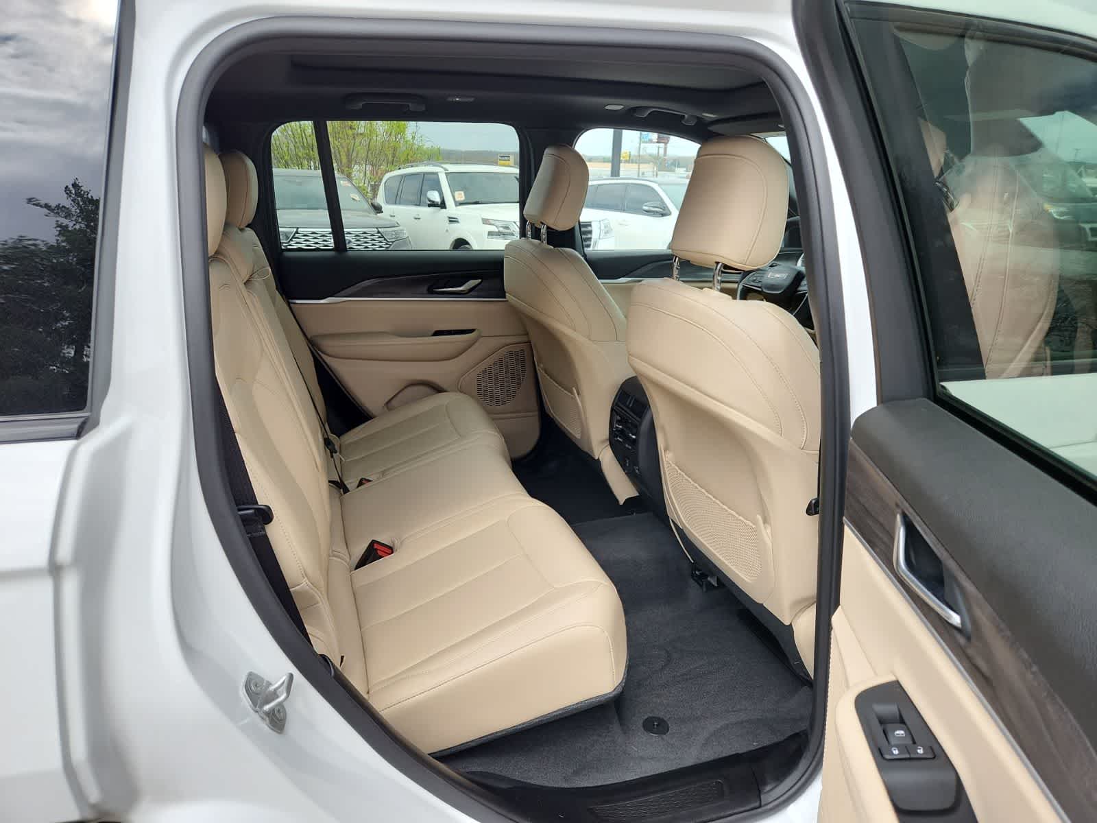 Thumbnail: 2023 Jeep Grand Cherokee - 23