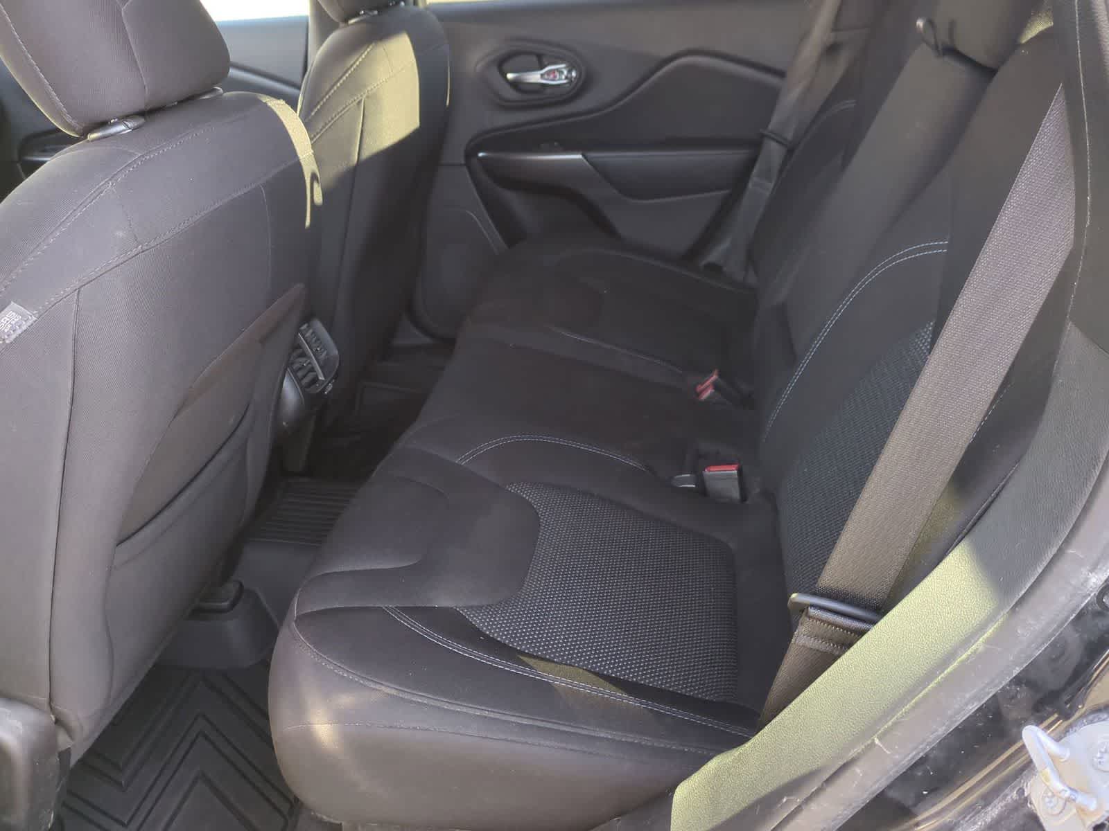 Thumbnail: 2020 Jeep Cherokee - 15