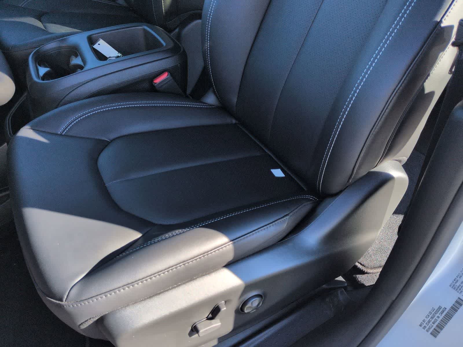 Thumbnail: 2026 Chrysler Pacifica - 8