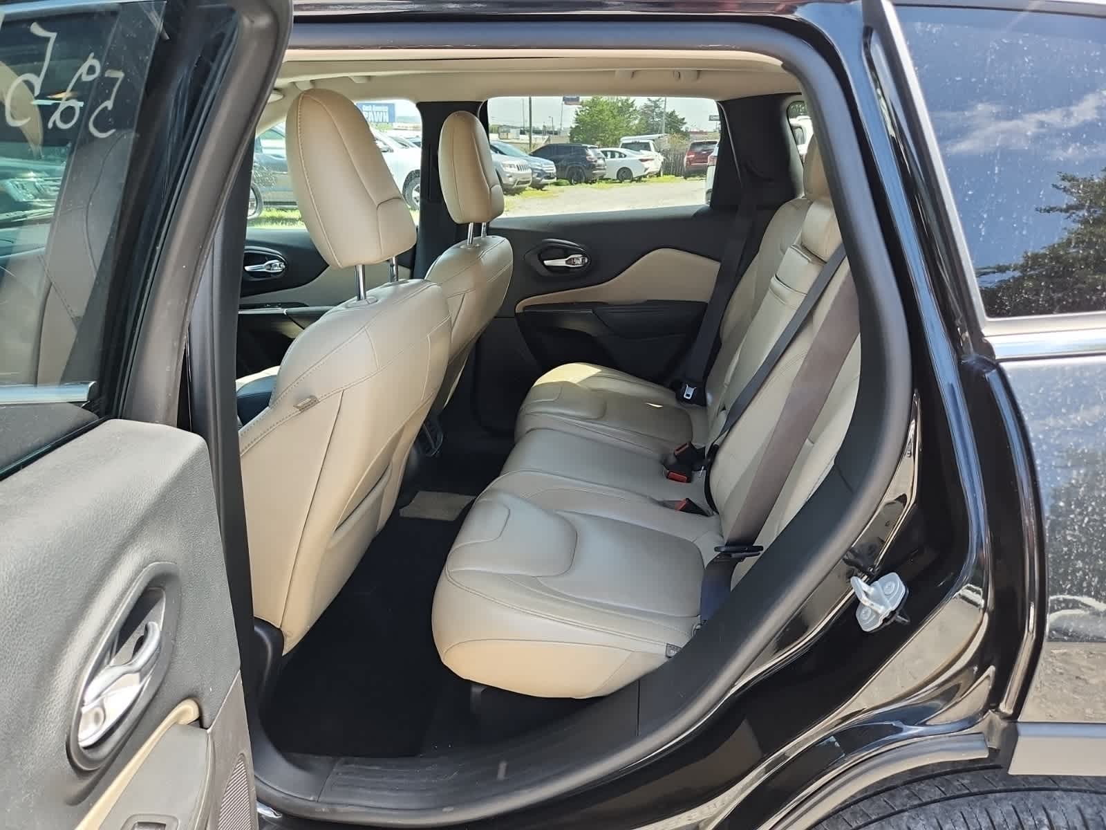 Thumbnail: 2016 Jeep Cherokee - 25