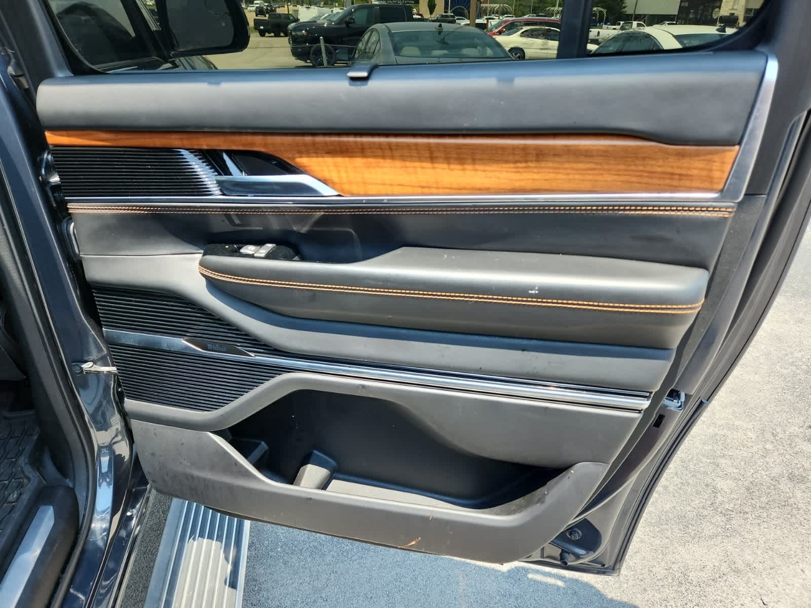 2023 Jeep Grand Wagoneer L Series III 25