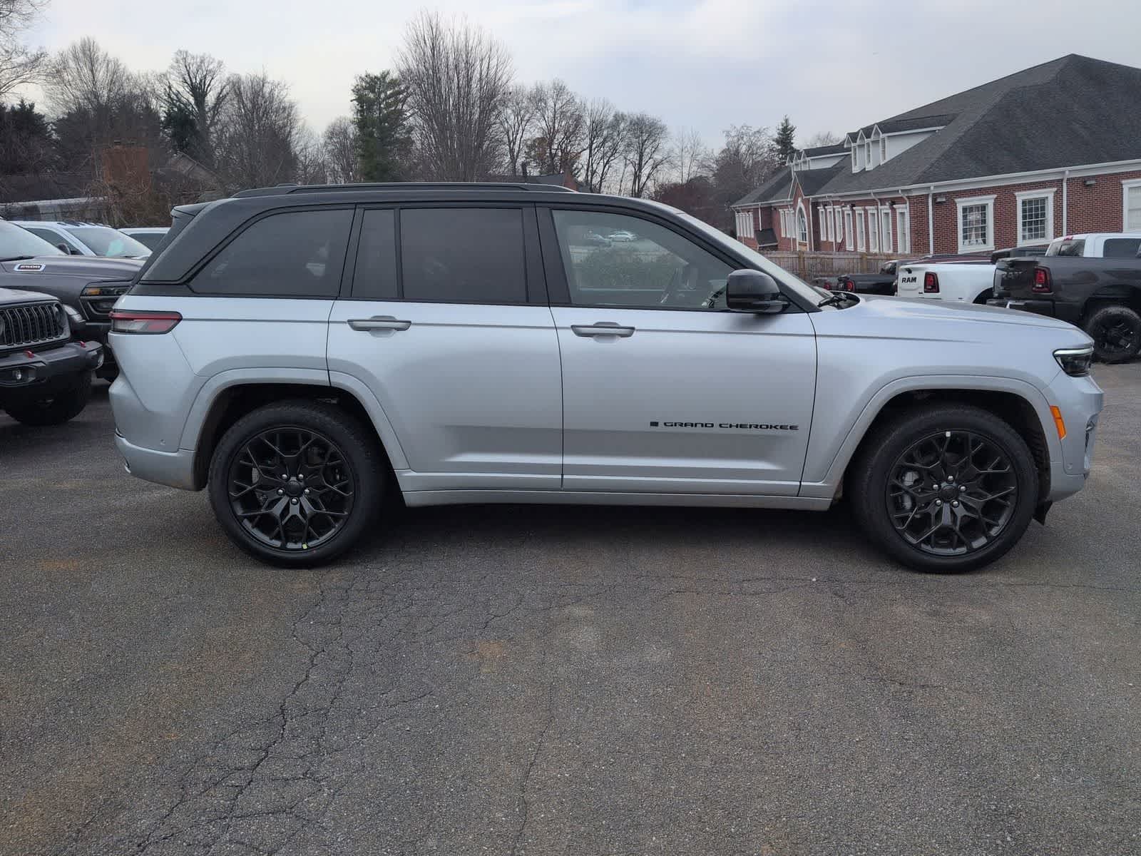 Thumbnail: 2025 Jeep Grand Cherokee - 9