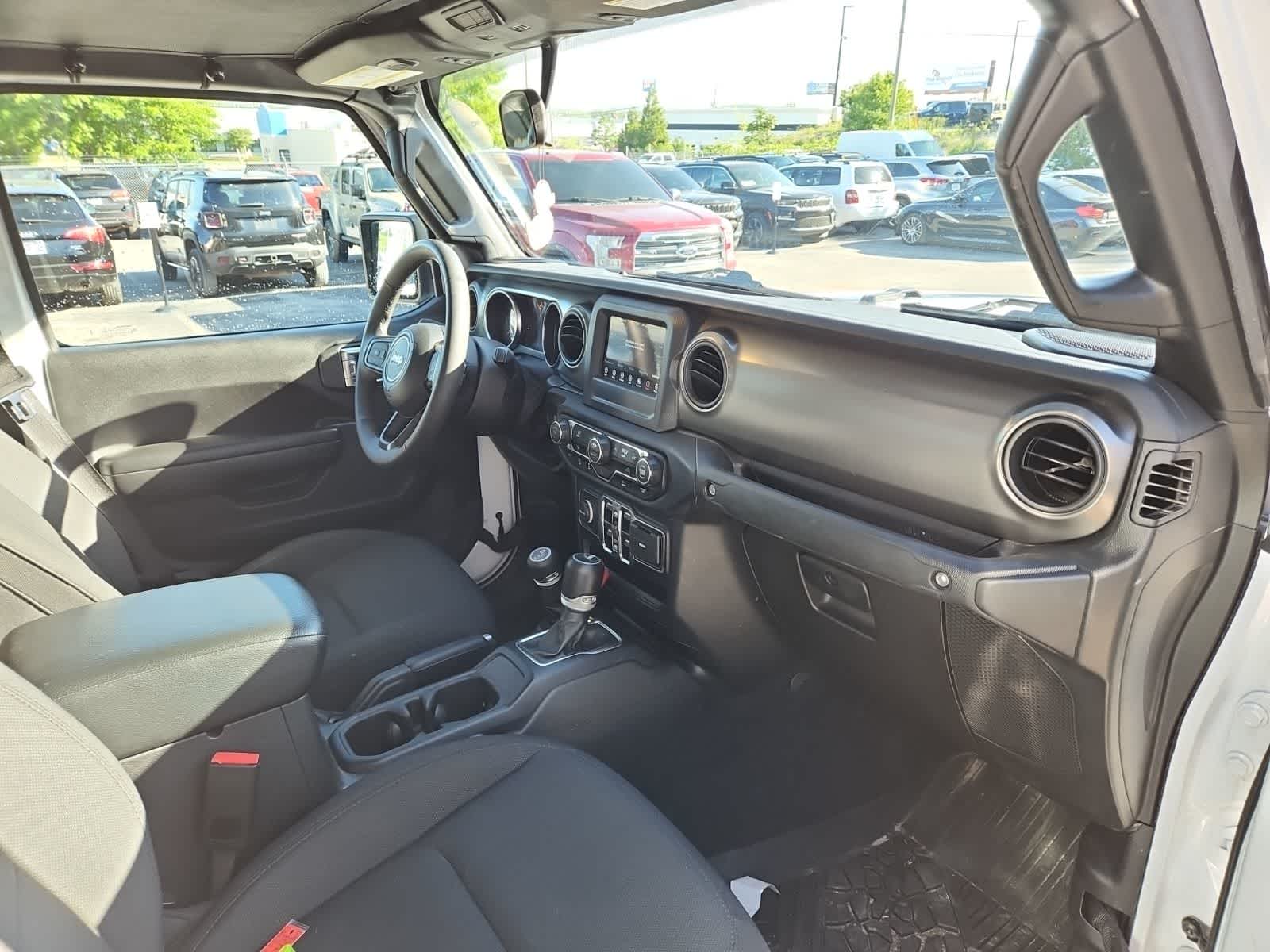 Thumbnail: 2023 Jeep Gladiator - 17