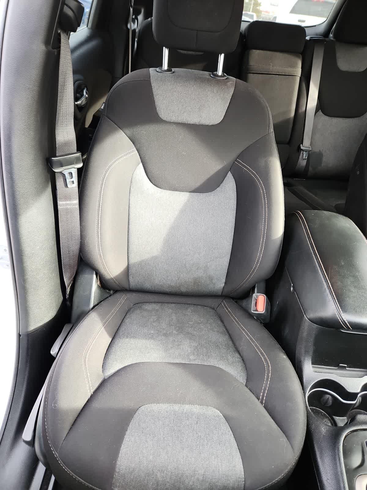 Thumbnail: 2018 Jeep Cherokee - 18