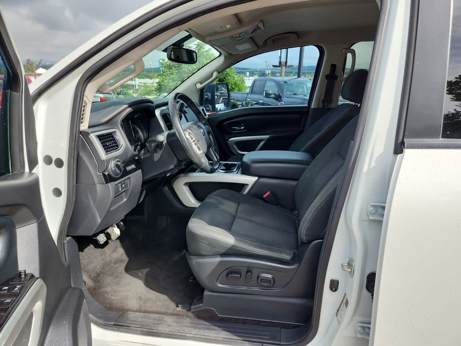 Thumbnail: 2019 Nissan Titan - 15