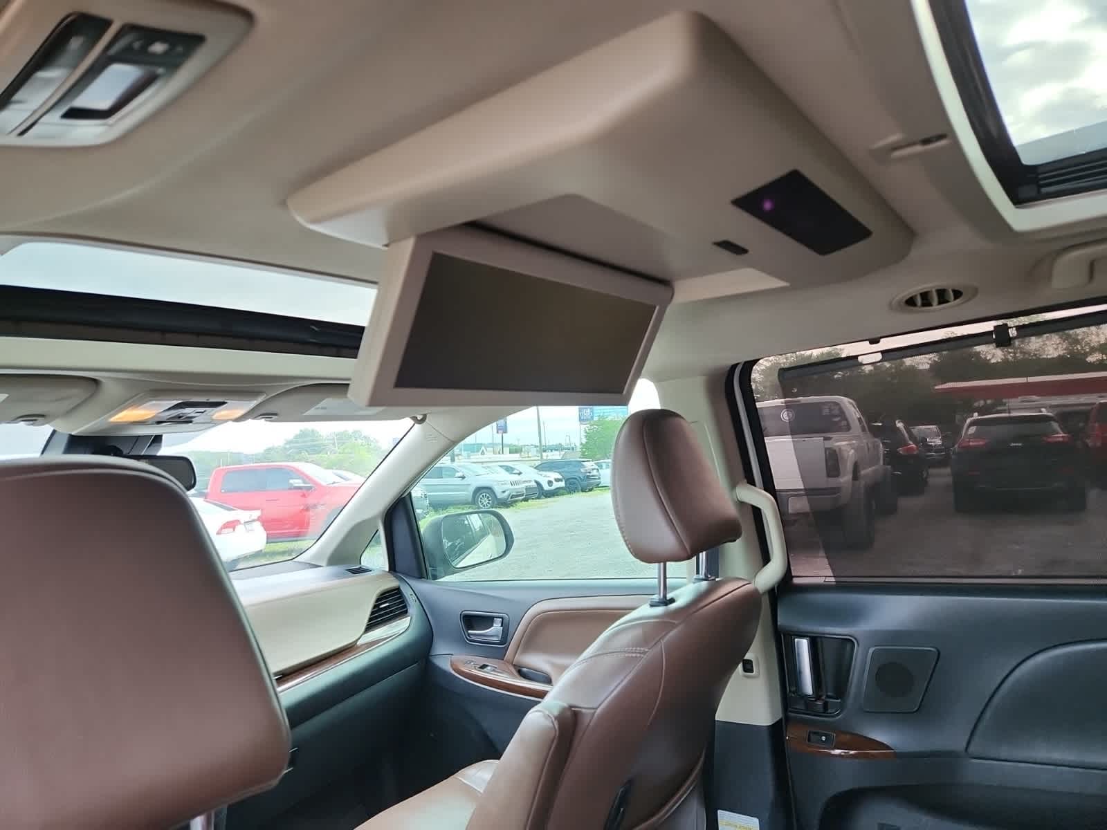 Thumbnail: 2019 Toyota Sienna - 30
