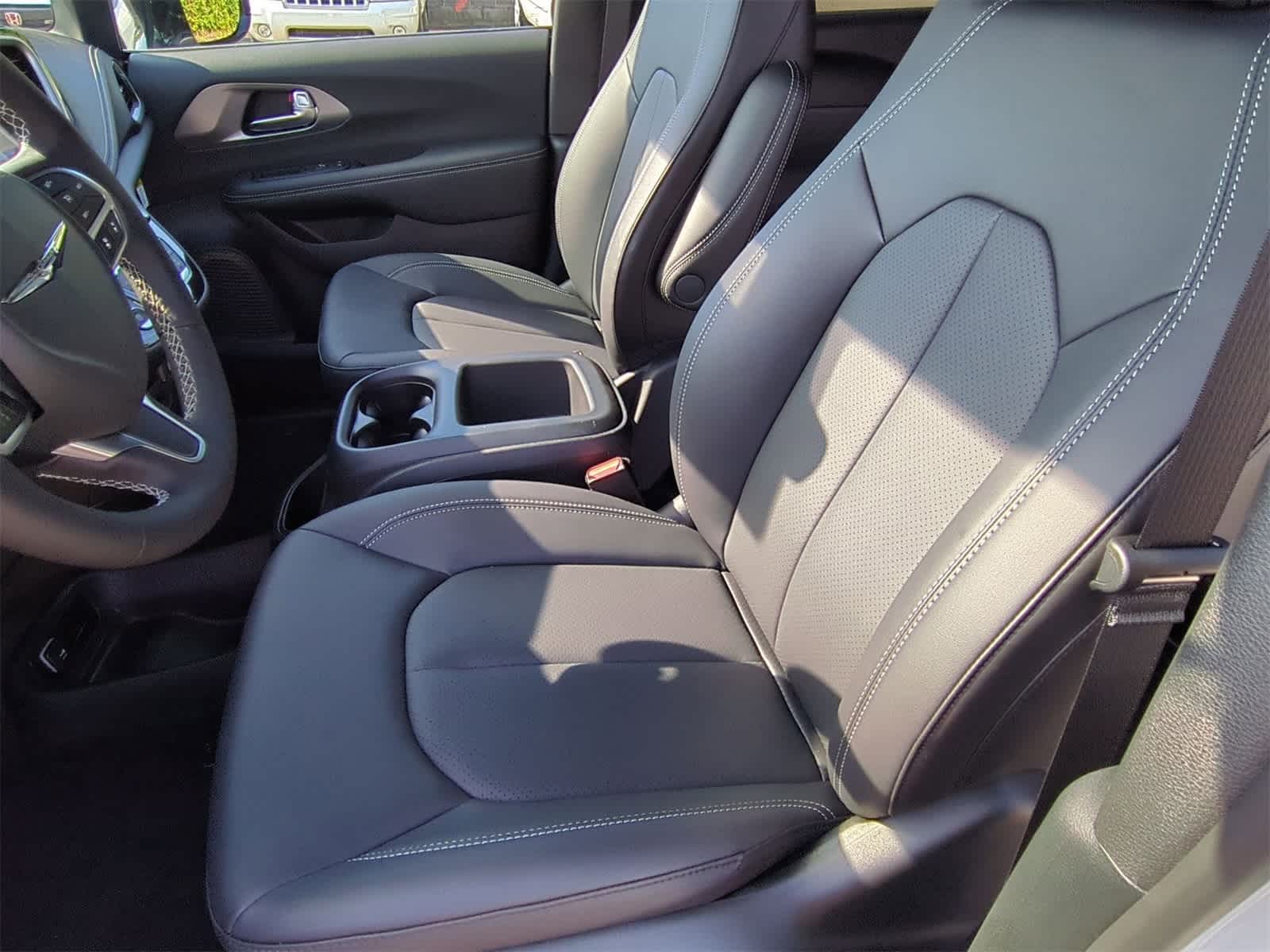 Thumbnail: 2025 Chrysler Pacifica - 16