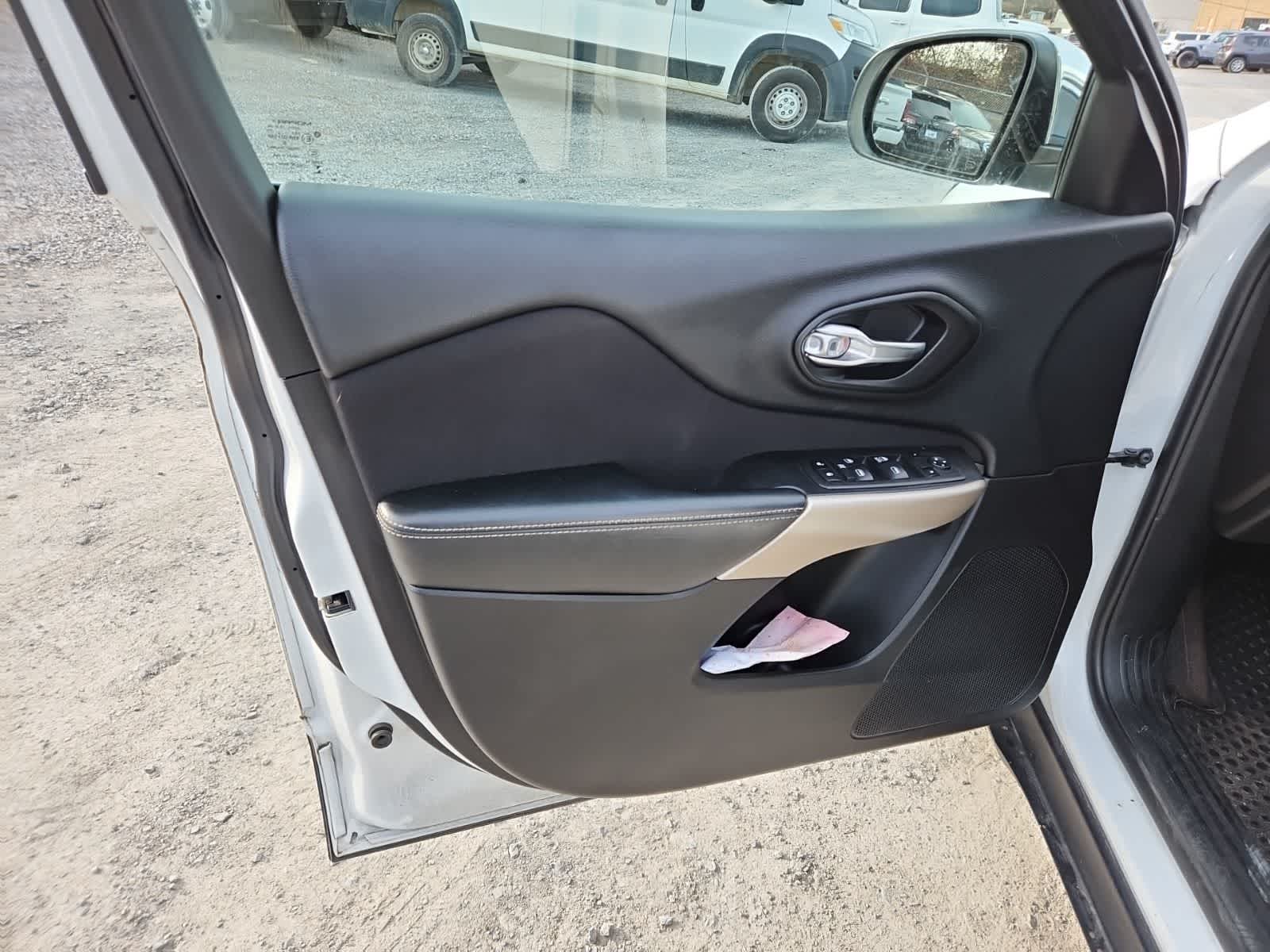 Thumbnail: 2018 Jeep Cherokee - 16