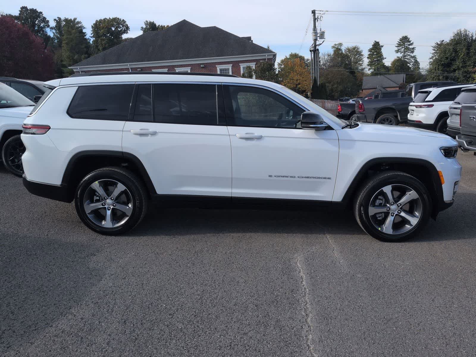 Thumbnail: 2025 Jeep Grand Cherokee L - 9