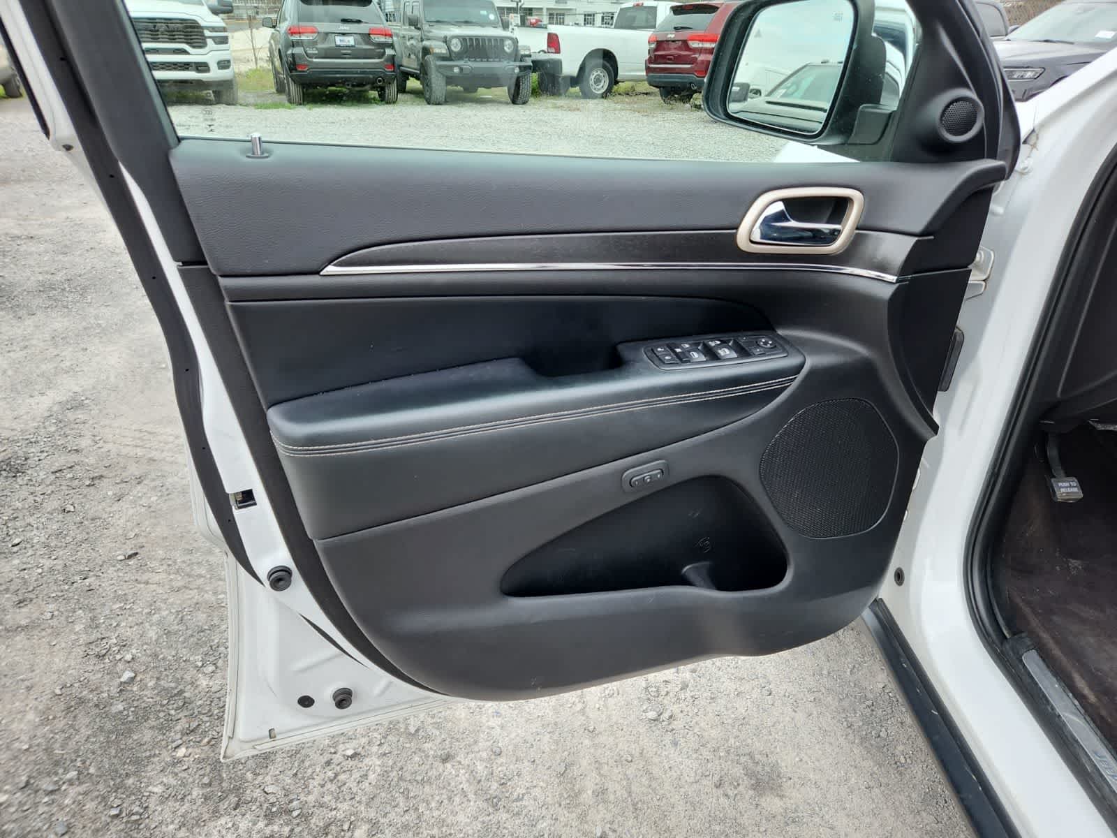 Thumbnail: 2017 Jeep Grand Cherokee - 16