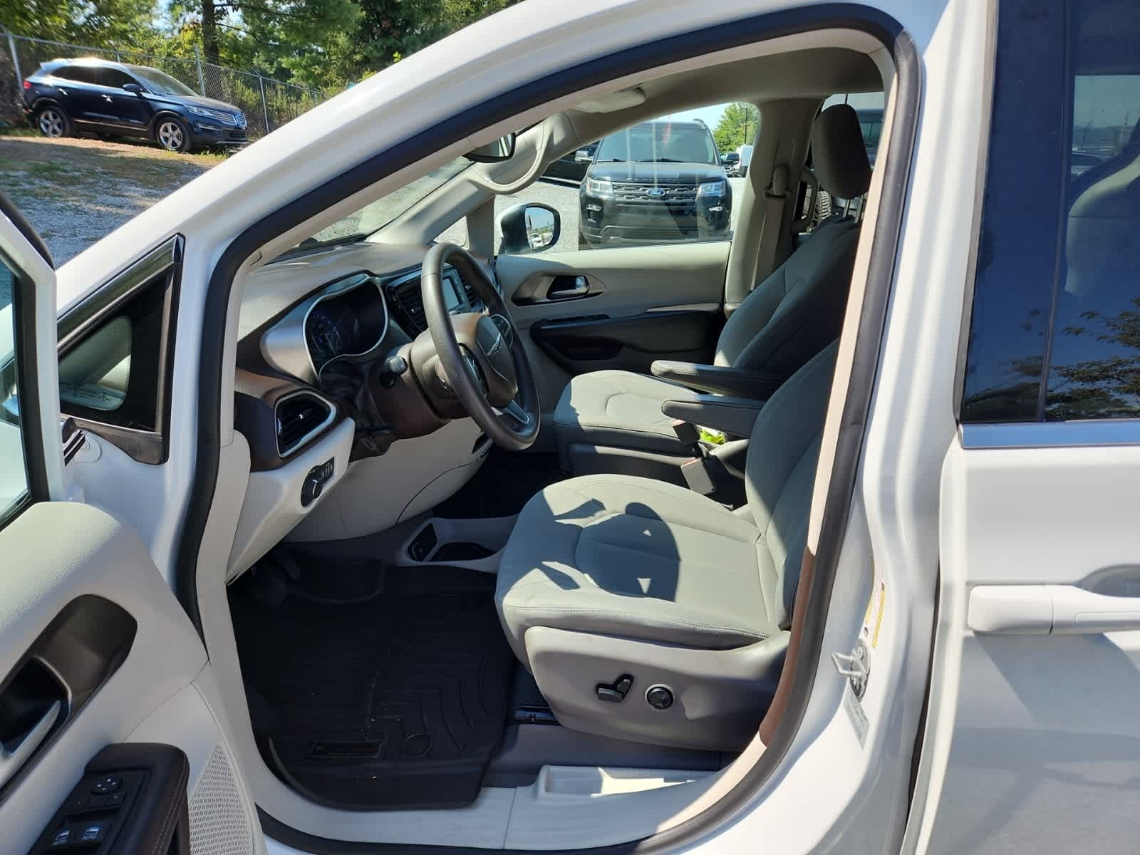 Thumbnail: 2017 Chrysler Pacifica - 15