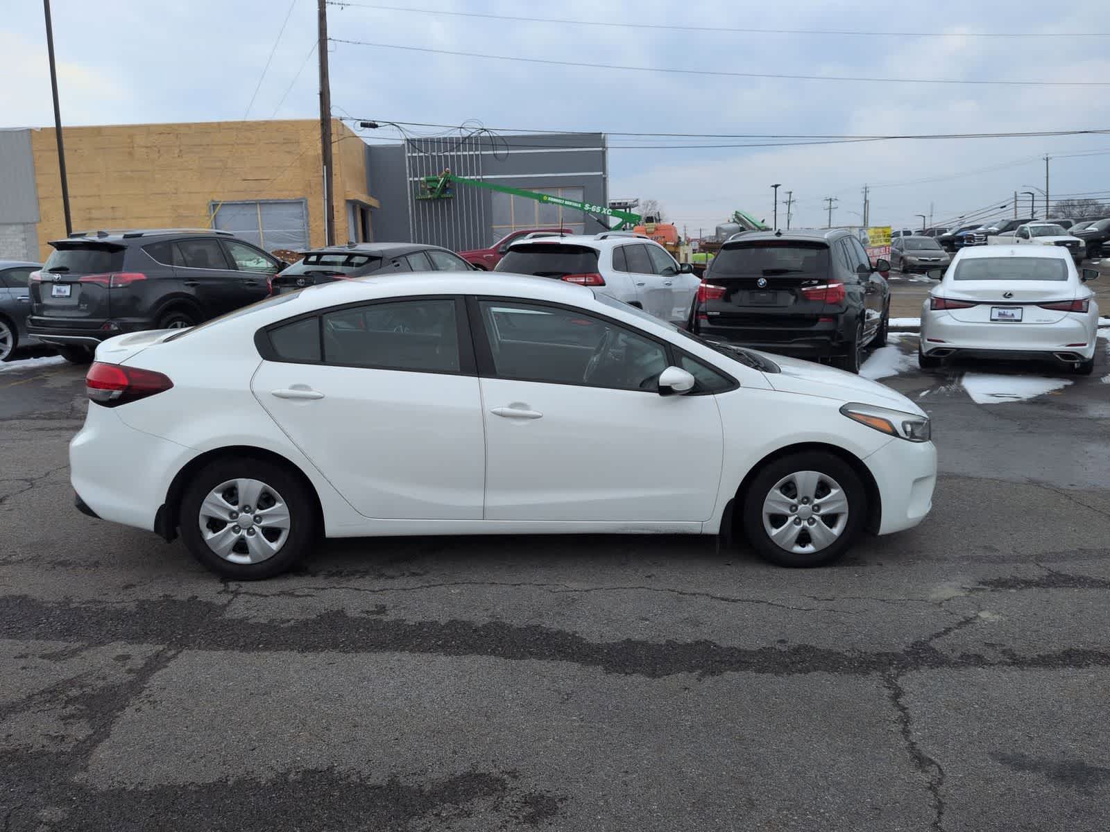 Thumbnail: 2017 Kia Forte - 9