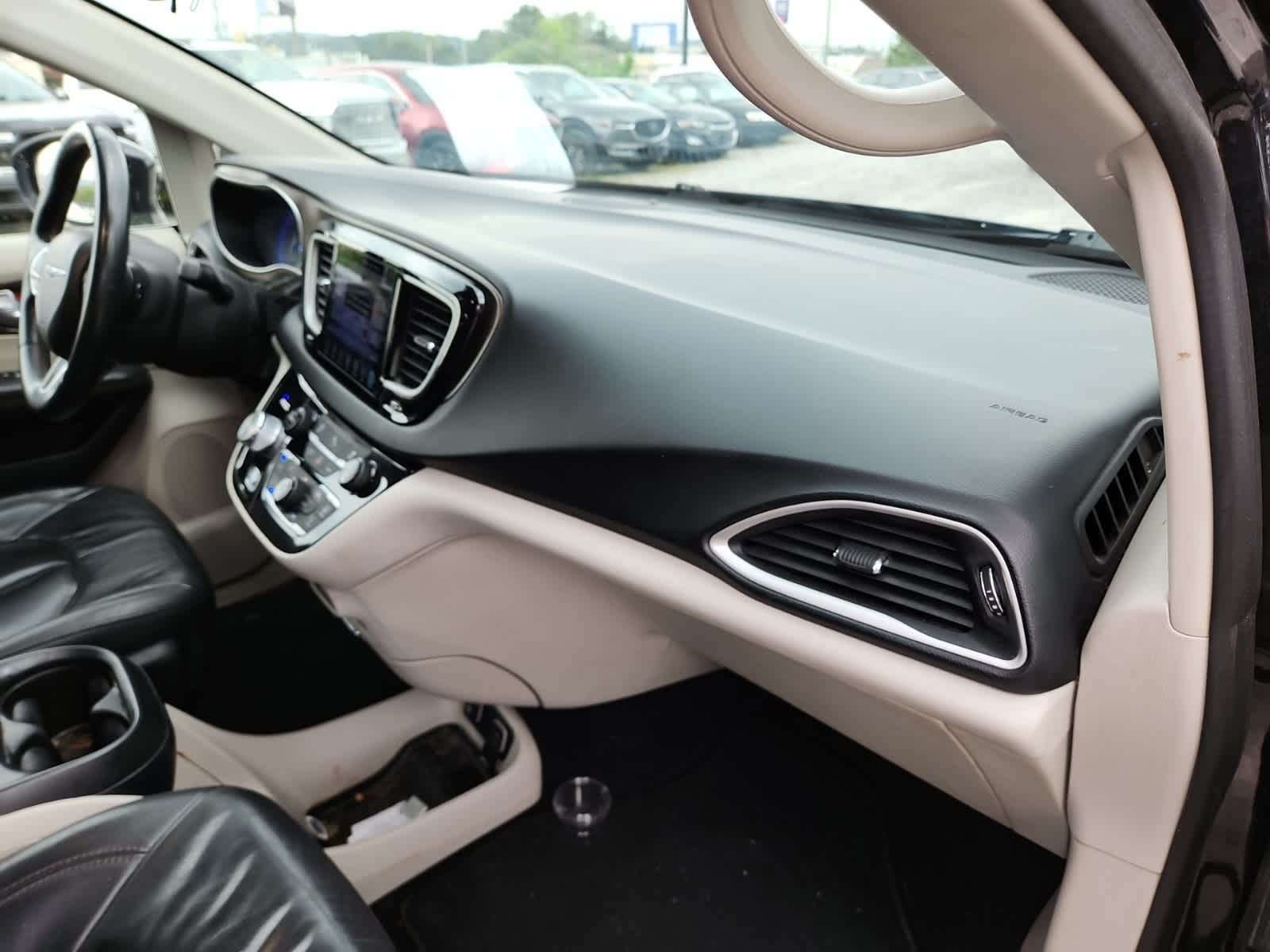 Thumbnail: 2017 Chrysler Pacifica - 17