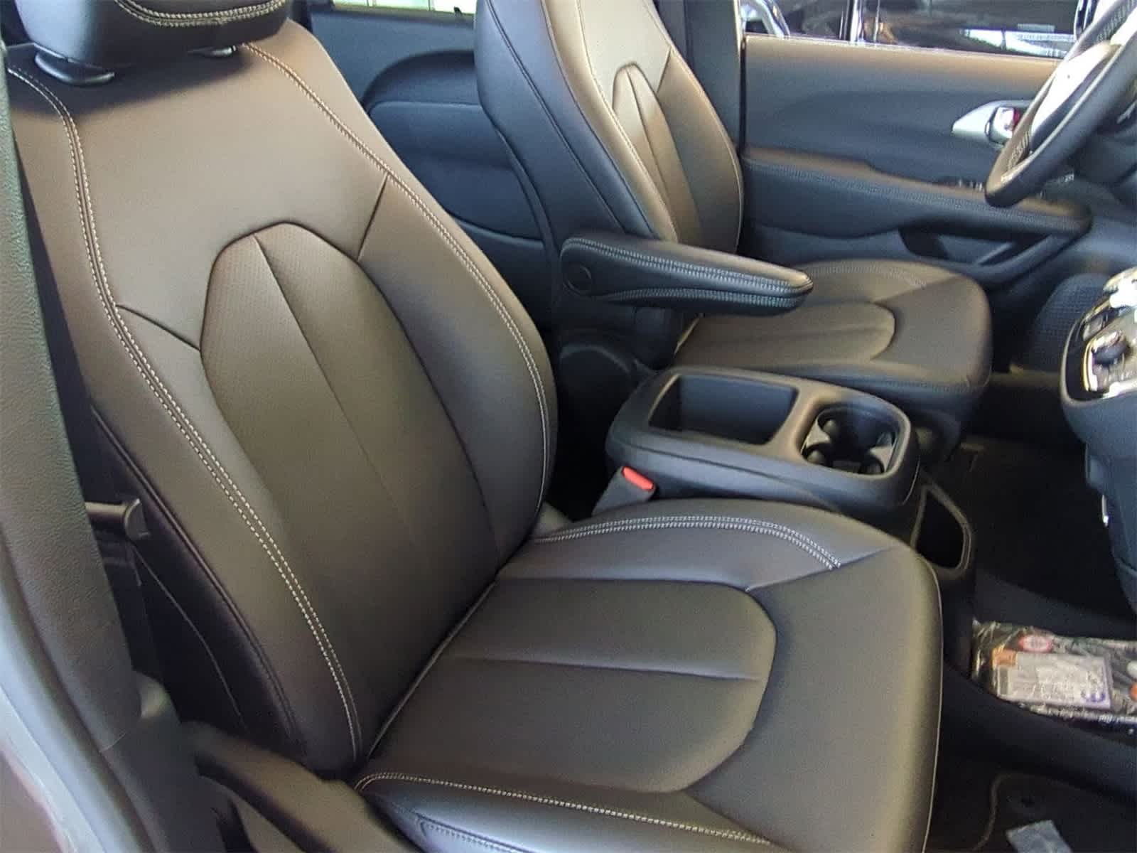 Thumbnail: 2025 Chrysler Pacifica - 21