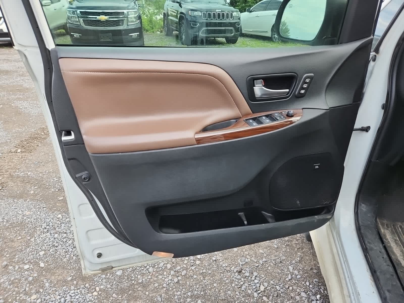 Thumbnail: 2019 Toyota Sienna - 16