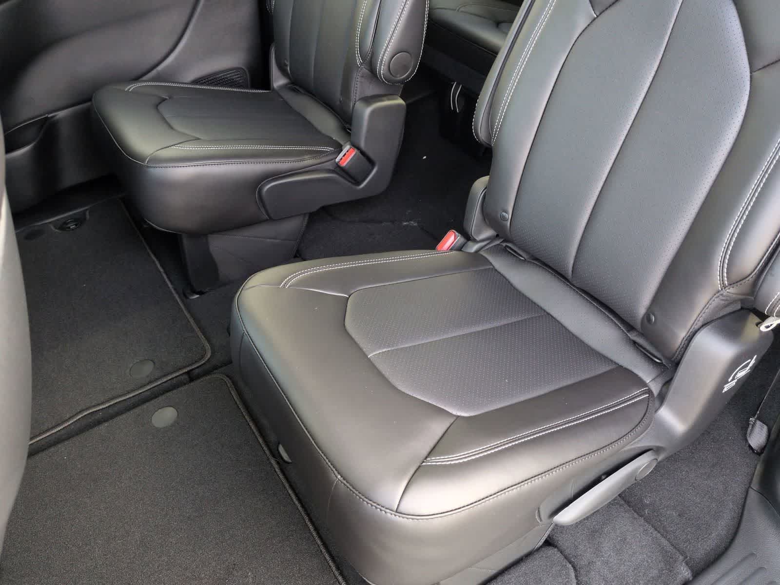 Thumbnail: 2026 Chrysler Pacifica - 9