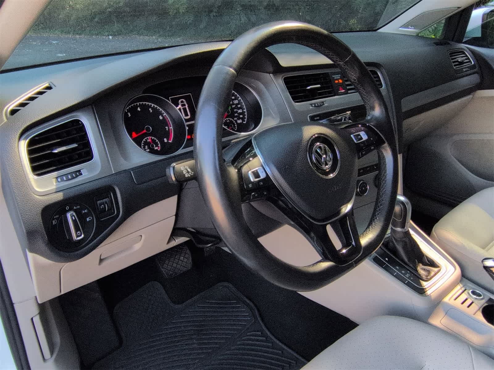 Thumbnail: 2016 Volkswagen e-Golf - 10
