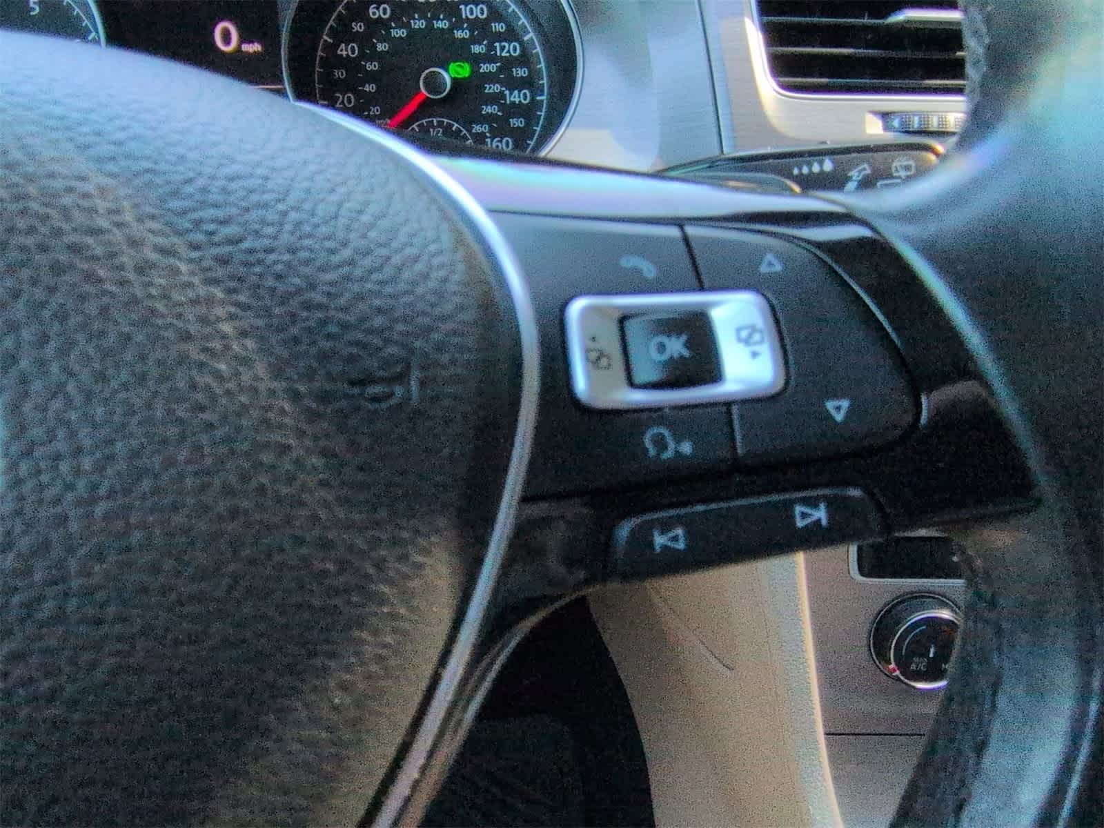 Thumbnail: 2016 Volkswagen e-Golf - 24