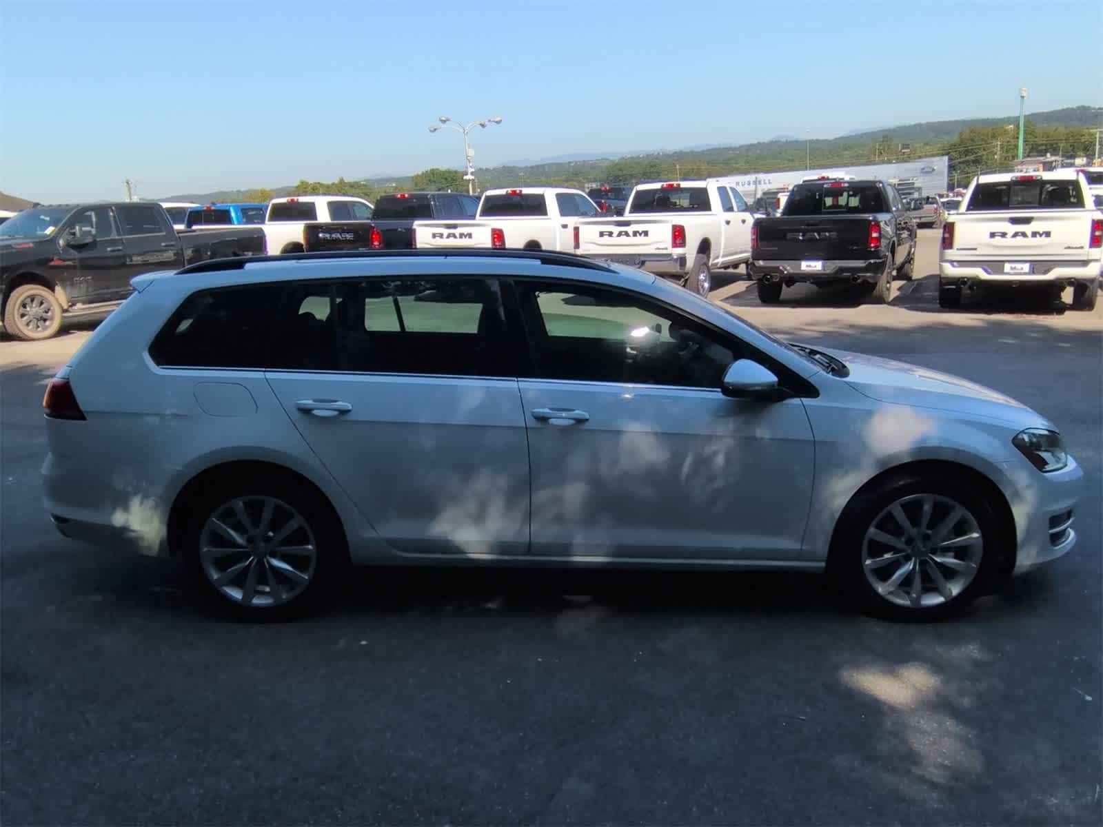 Thumbnail: 2016 Volkswagen e-Golf - 9