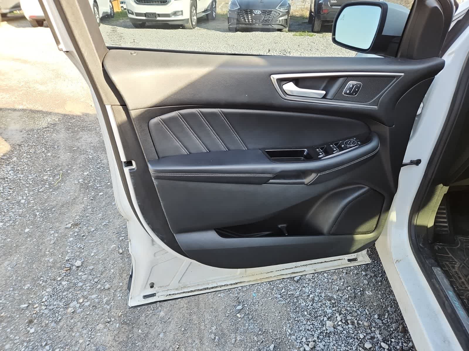 Thumbnail: 2016 Ford Edge - 16