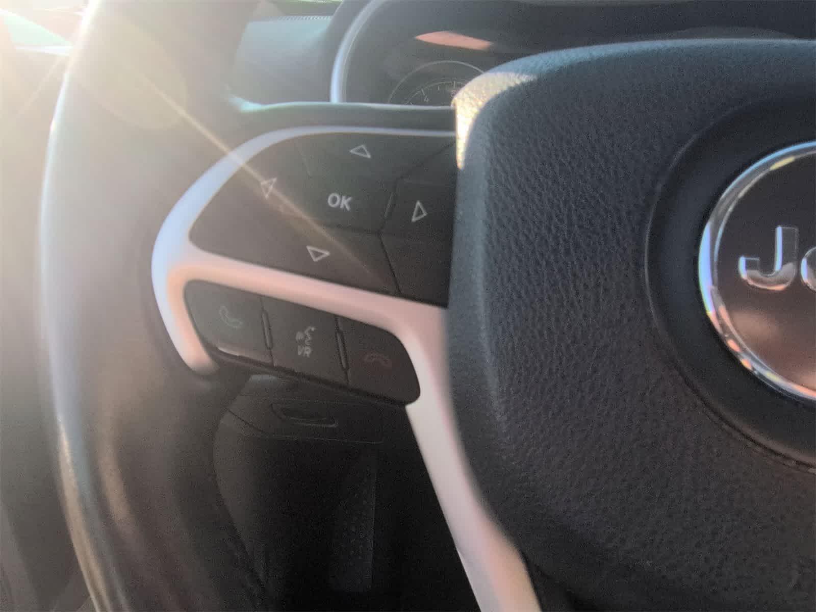 Thumbnail: 2016 Jeep Cherokee - 23
