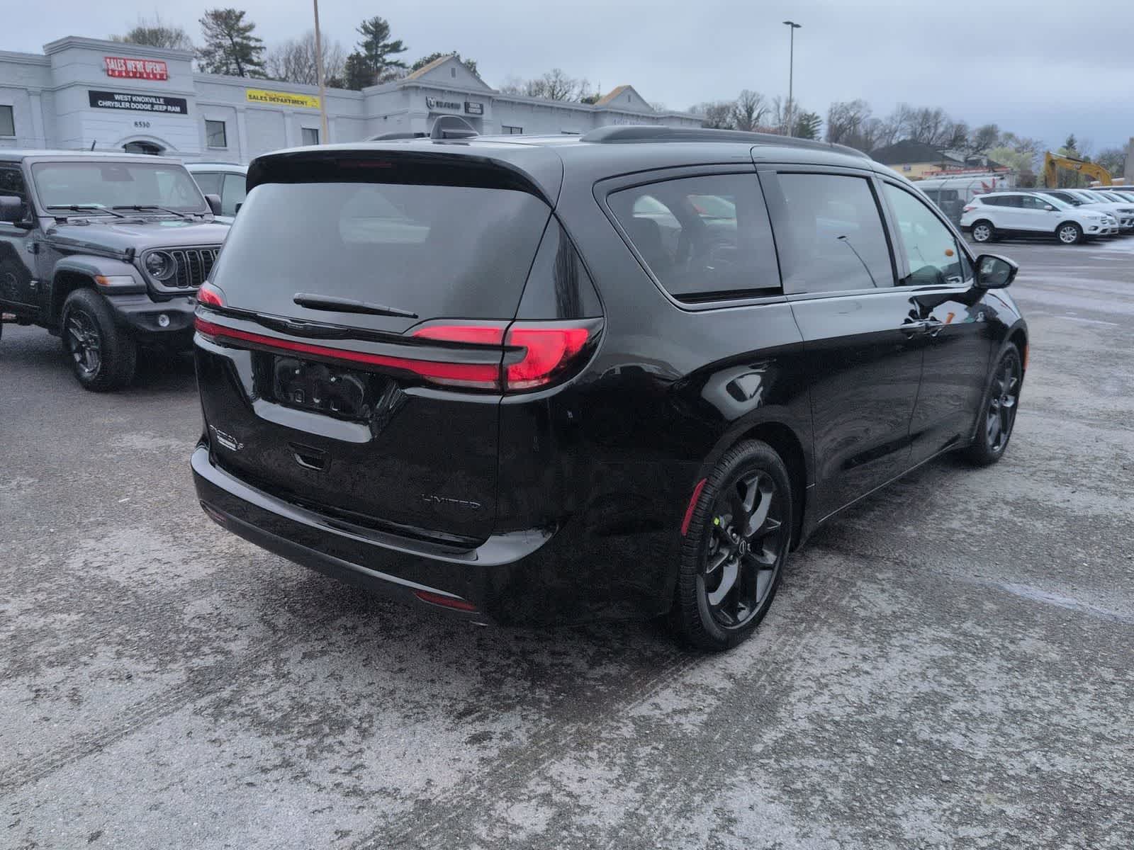 Thumbnail: 2026 Chrysler Pacifica - 8